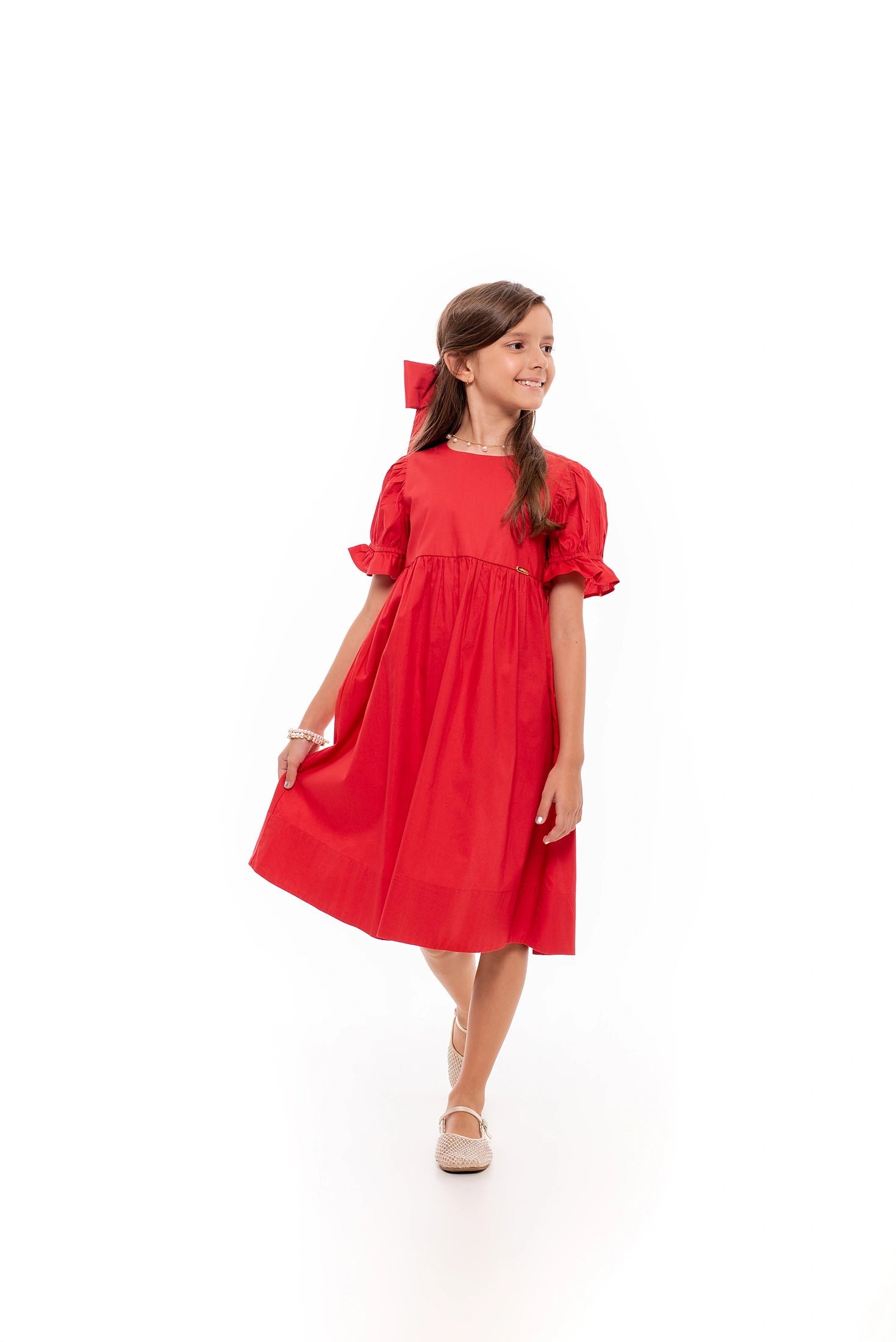 Vestido curto feminino com mangas bufantes e saia fluida, detalhe de ajuste na cintura