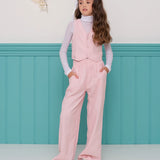 Conjunto feminino infantil com colete e calças largas, detalhe de botões no colete