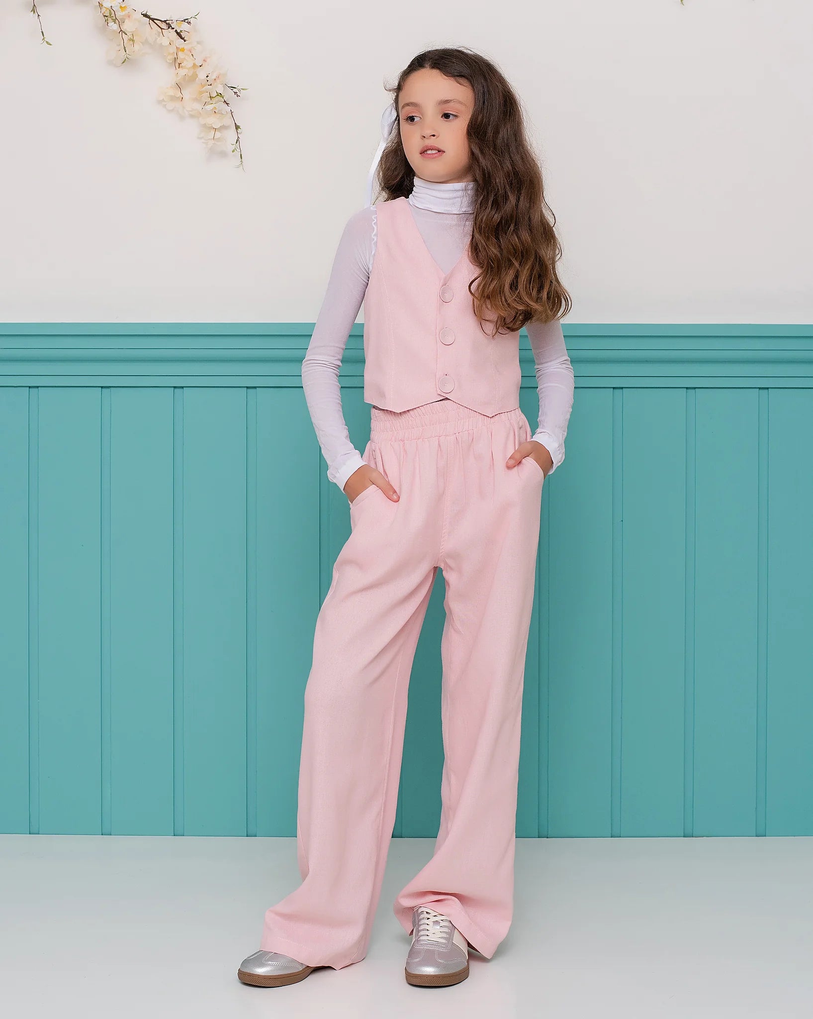 Conjunto feminino infantil com colete e calças largas, detalhe de botões no colete