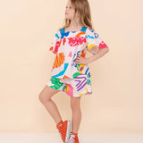 Conjunto infantil feminino com blusa de mangas amplas e shorts, estampa geométrica colorida