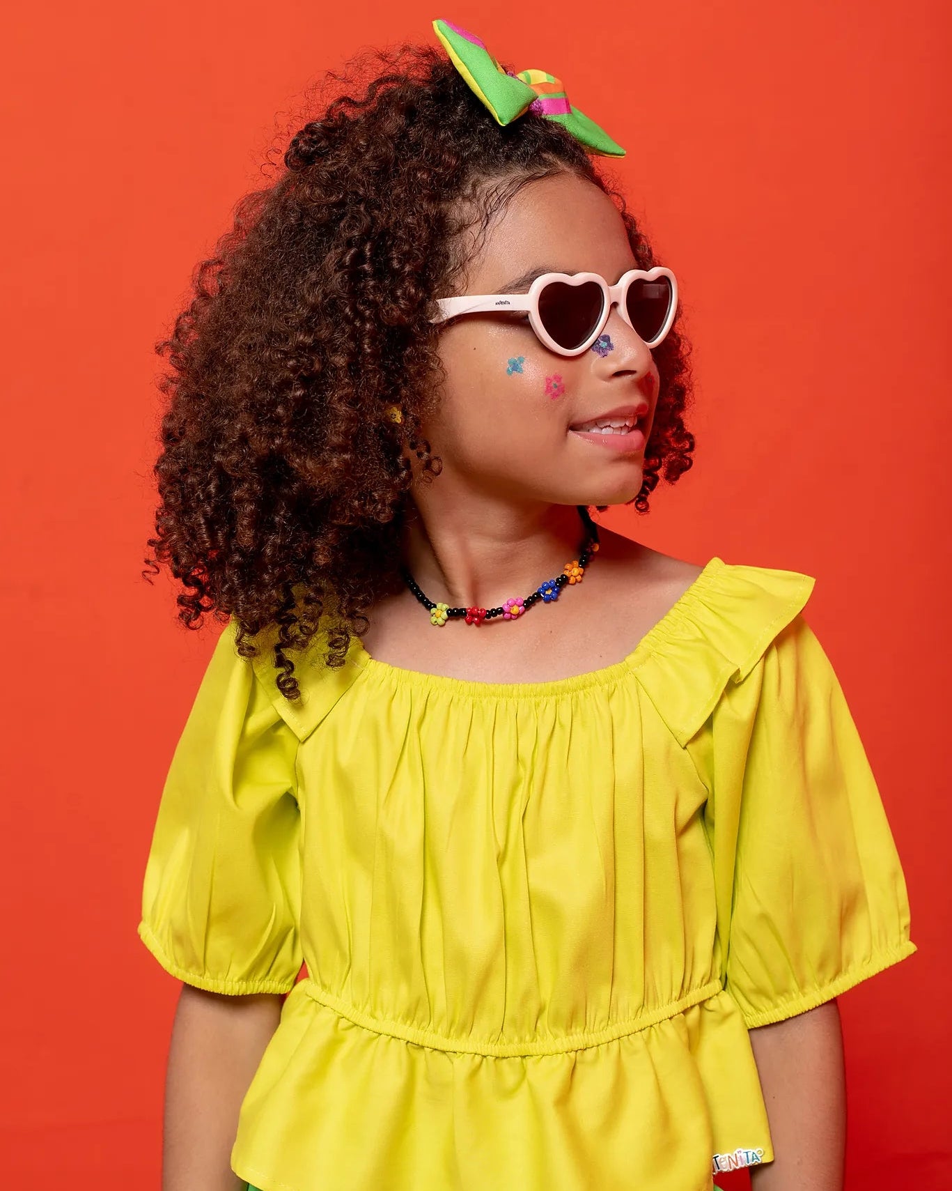 Blusa infantil feminina com mangas bufantes e detalhe de franzido na parte frontal