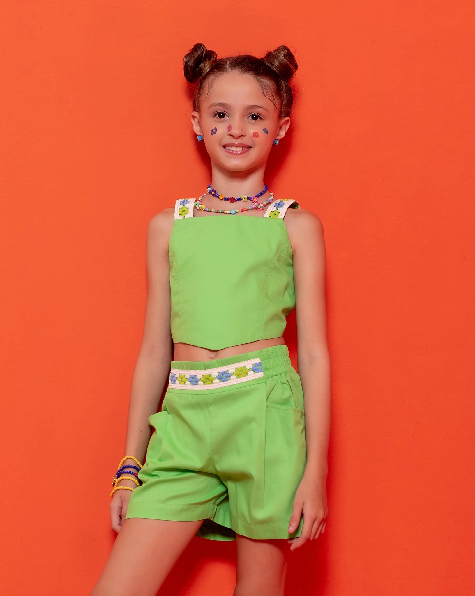 Conjunto feminino infantil verde com blusa de alças largas e short leve