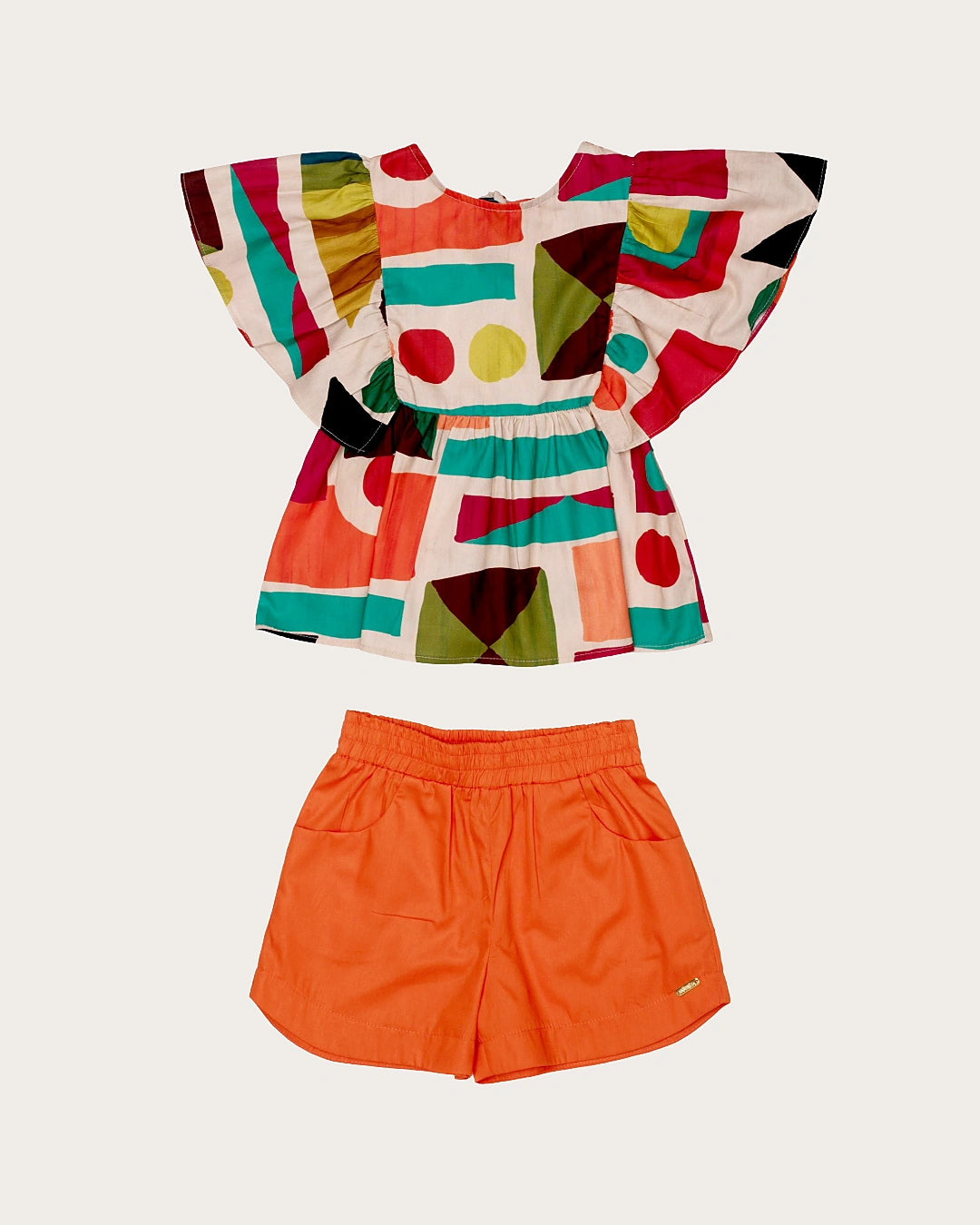 Conjunto feminino infantil com blusa estampada em formas geométricas e short laranja