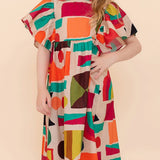 Vestido infantil com estampa geométrica colorida e mangas bufantes, ideal para meninas.