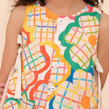 Macaco infantil feminino com estampa de flores coloridas em fundo xadrez