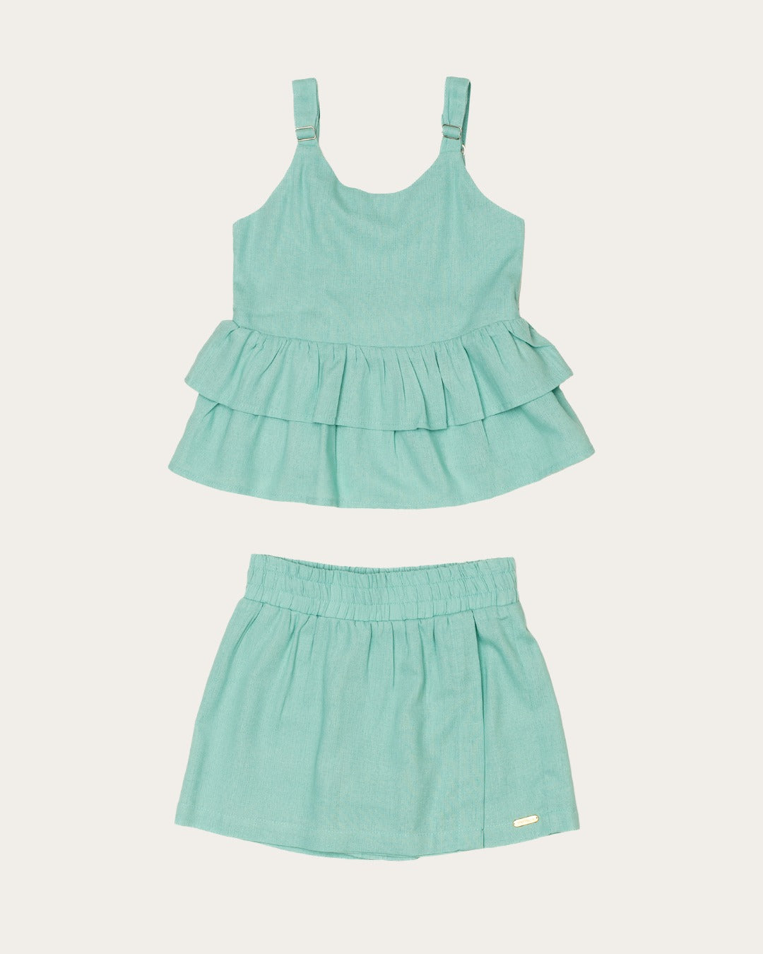 Conjunto feminino infantil com blusa de alças largas e saia curta, detalhes em camadas