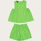 Conjunto infantil feminino com blusa verde de alças largas e short leve, ideal para brincadeiras.