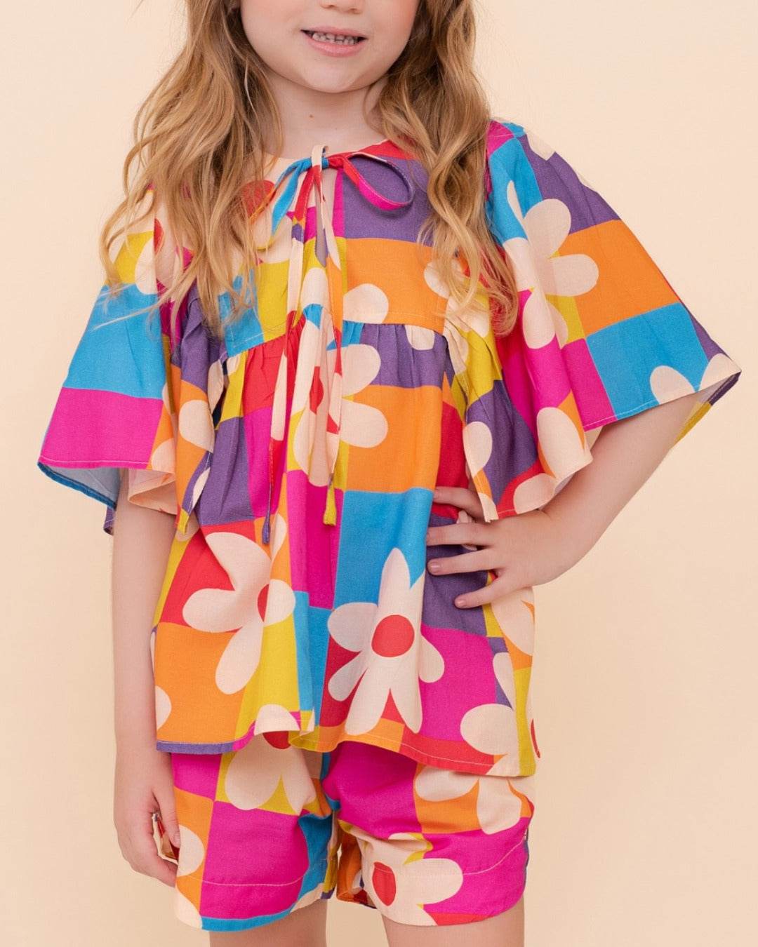 Conjunto infantil feminino com blusa de mangas amplas e short, estampa floral colorida