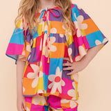 Conjunto infantil feminino com blusa de mangas amplas e short, estampa floral colorida