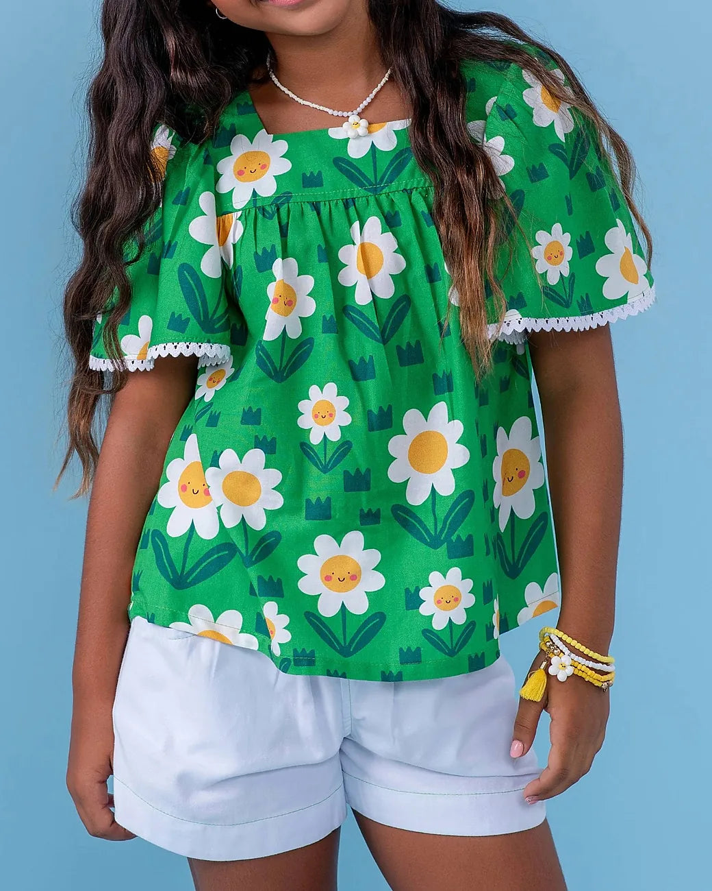Conjunto infantil feminino com blusa verde de flores brancas e short branco