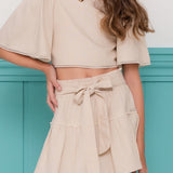 Conjunto infantil feminino com blusa de mangas amplas e saia rodada bege