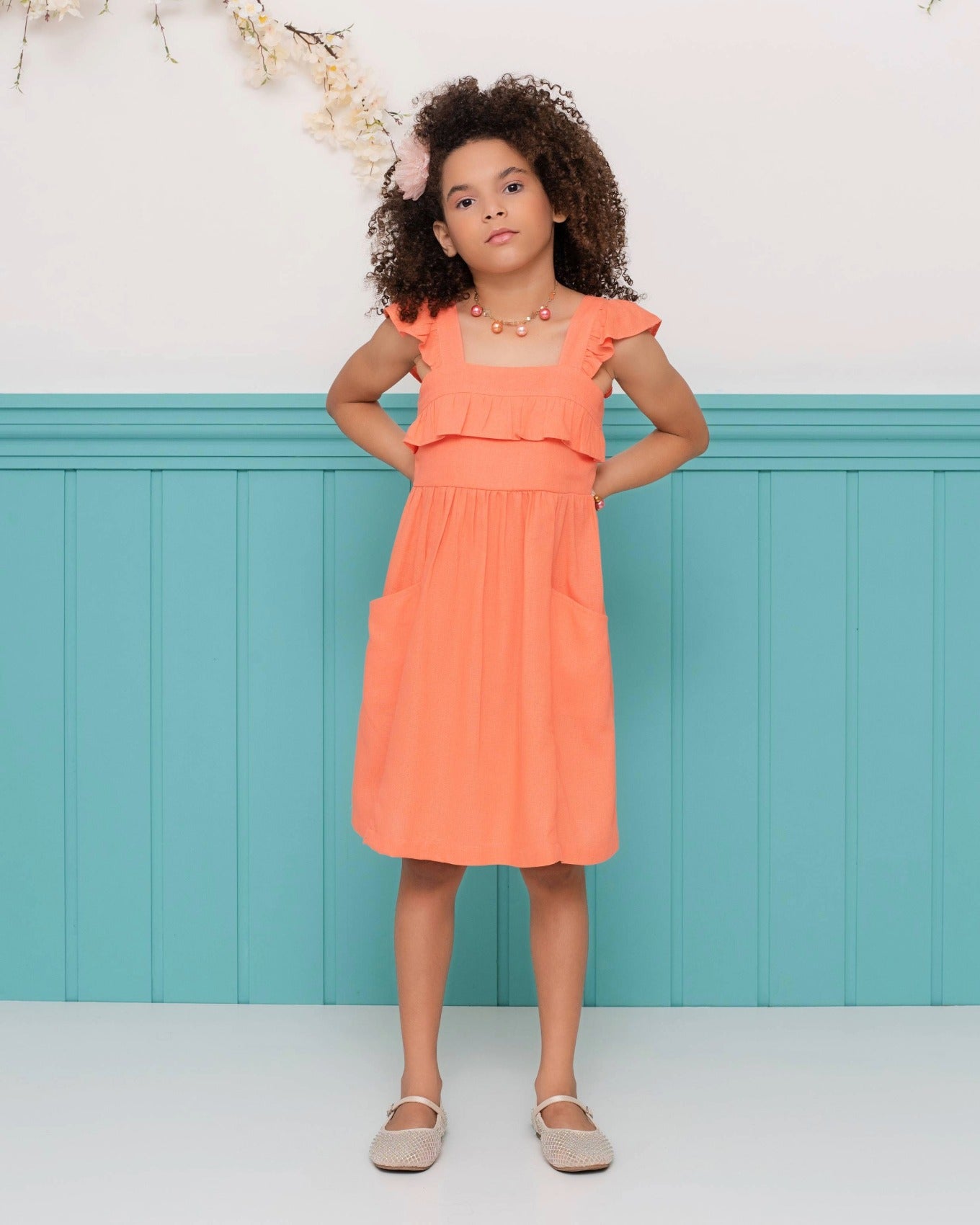 Vestido infantil com alças largas, saia solta e detalhes franzidos