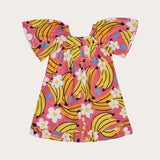 Macaco feminino infantil com estampa de bananas e flores em fundo rosa, detalhe de mangas amplas