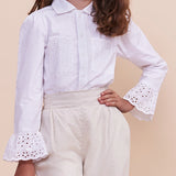 Camisa branca feminina infantil com mangas longas e babados na barra