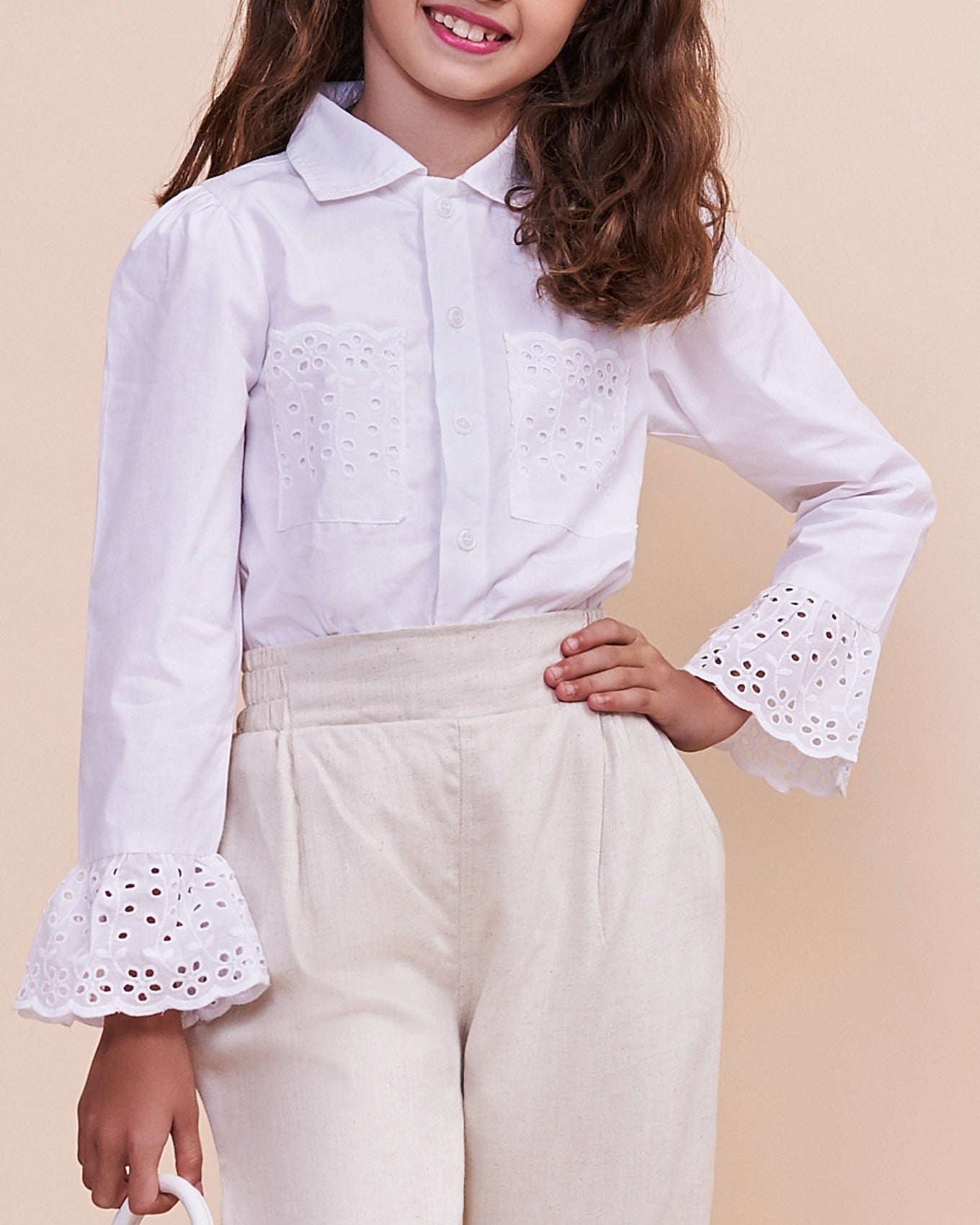 Camisa branca feminina infantil com mangas longas e babados na barra