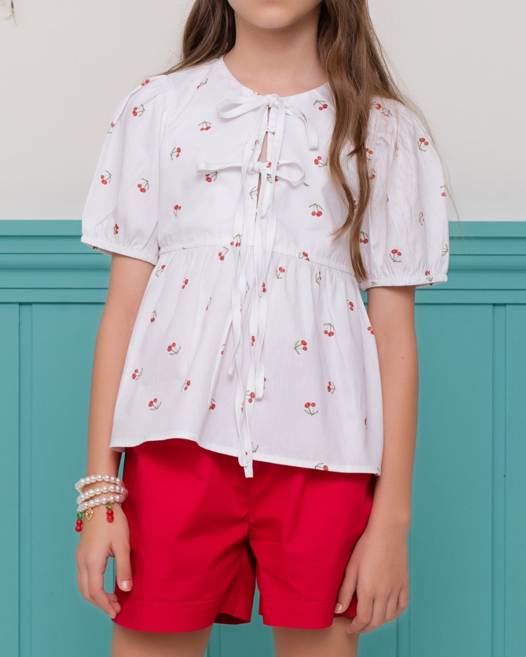 Conjunto infantil feminino com blusa de cerejas e short vermelho