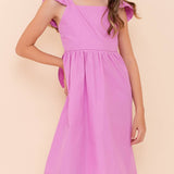 Vestido infantil lilás com alças largas e detalhes franzidos, saia solta