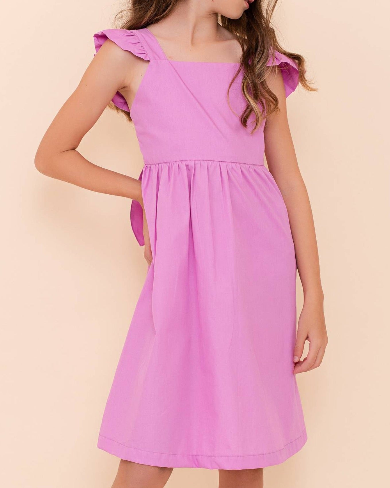 Vestido infantil lilás com alças largas e detalhes franzidos, saia solta