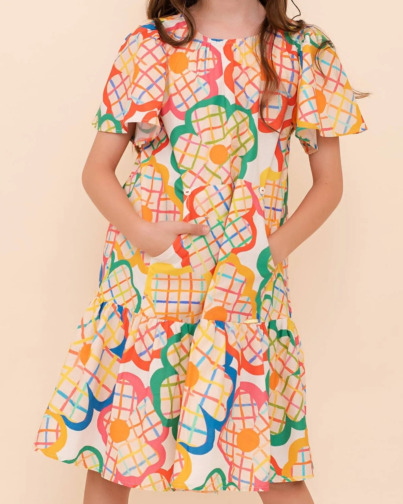 Vestido infantil com estampa de flores coloridas e xadrez, mangas bufantes e saia rodada