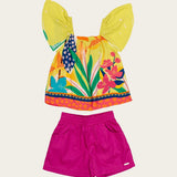 Conjunto infantil feminino com blusa tropical e short rosa, estampa de flores e folhas