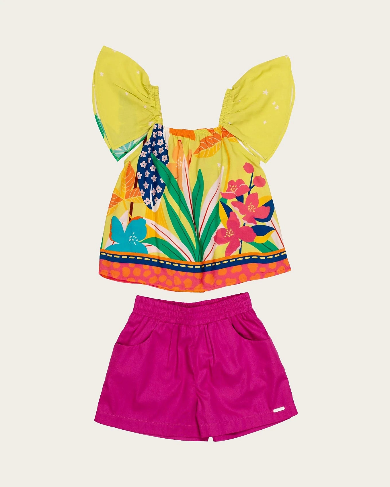 Conjunto infantil feminino com blusa tropical e short rosa, estampa de flores e folhas
