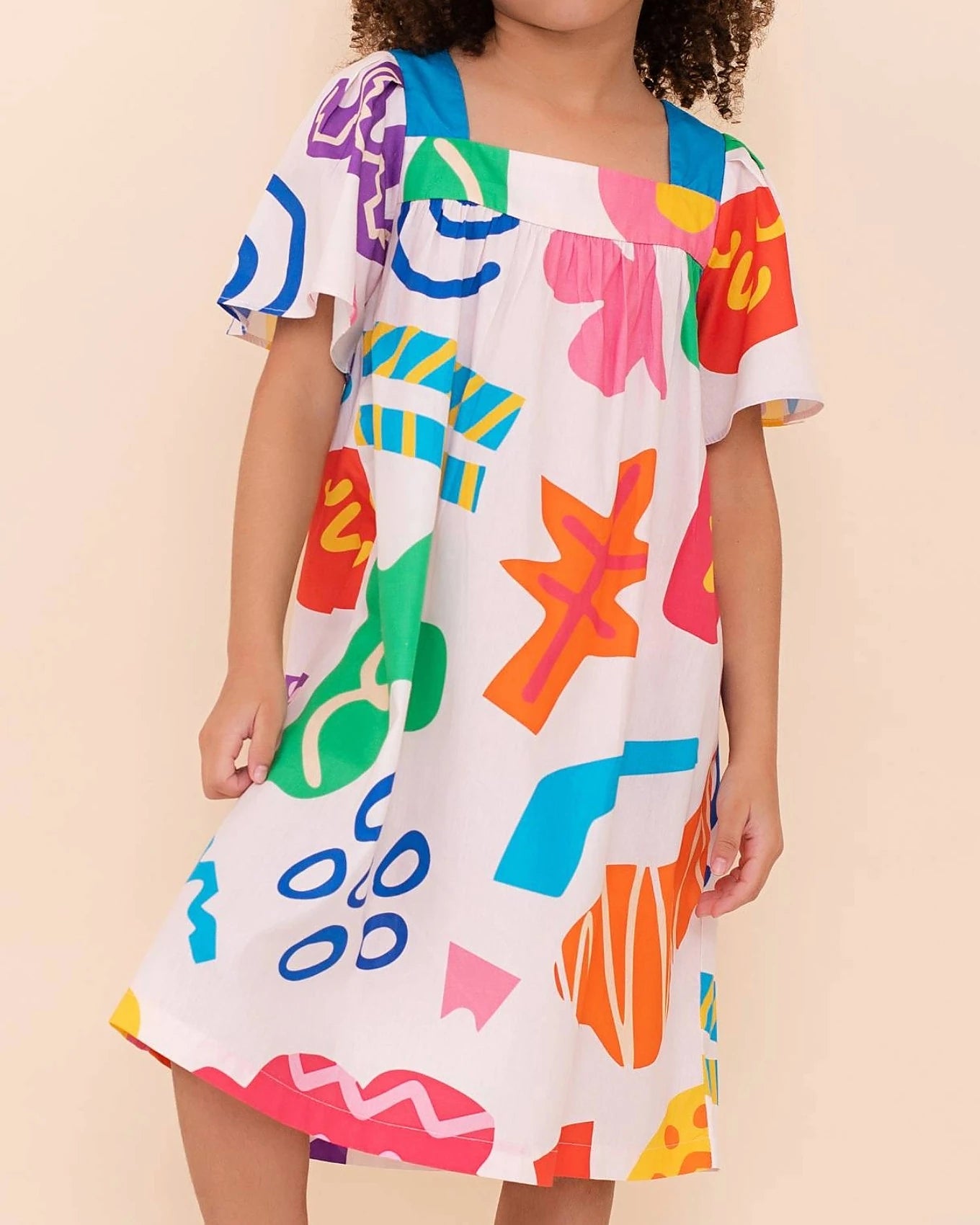 Vestido infantil com estampa colorida de formas geométricas e mangas amplas