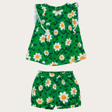 Conjunto infantil feminino com blusa verde e short, estampa de flores brancas e detalhe em renda