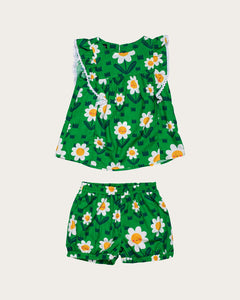 Conjunto infantil feminino com blusa verde e short, estampa de flores brancas e detalhe em renda