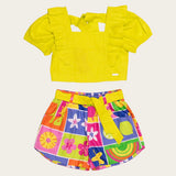 Conjunto infantil feminino com blusa amarela e short colorido estampado com formas geométricas e flores