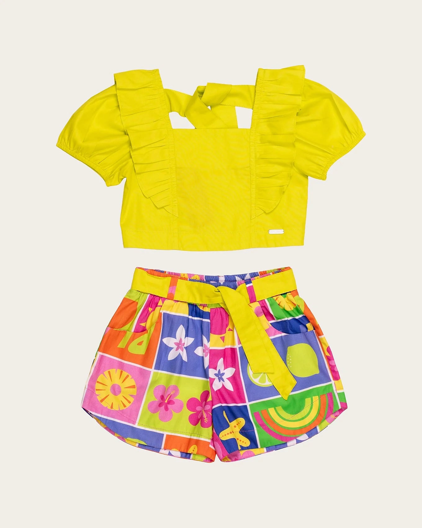 Conjunto infantil feminino com blusa amarela e short colorido estampado com formas geométricas e flores