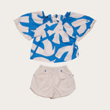 Conjunto feminino infantil com blusa de mangas amplas estampada em azul e branco e short claro