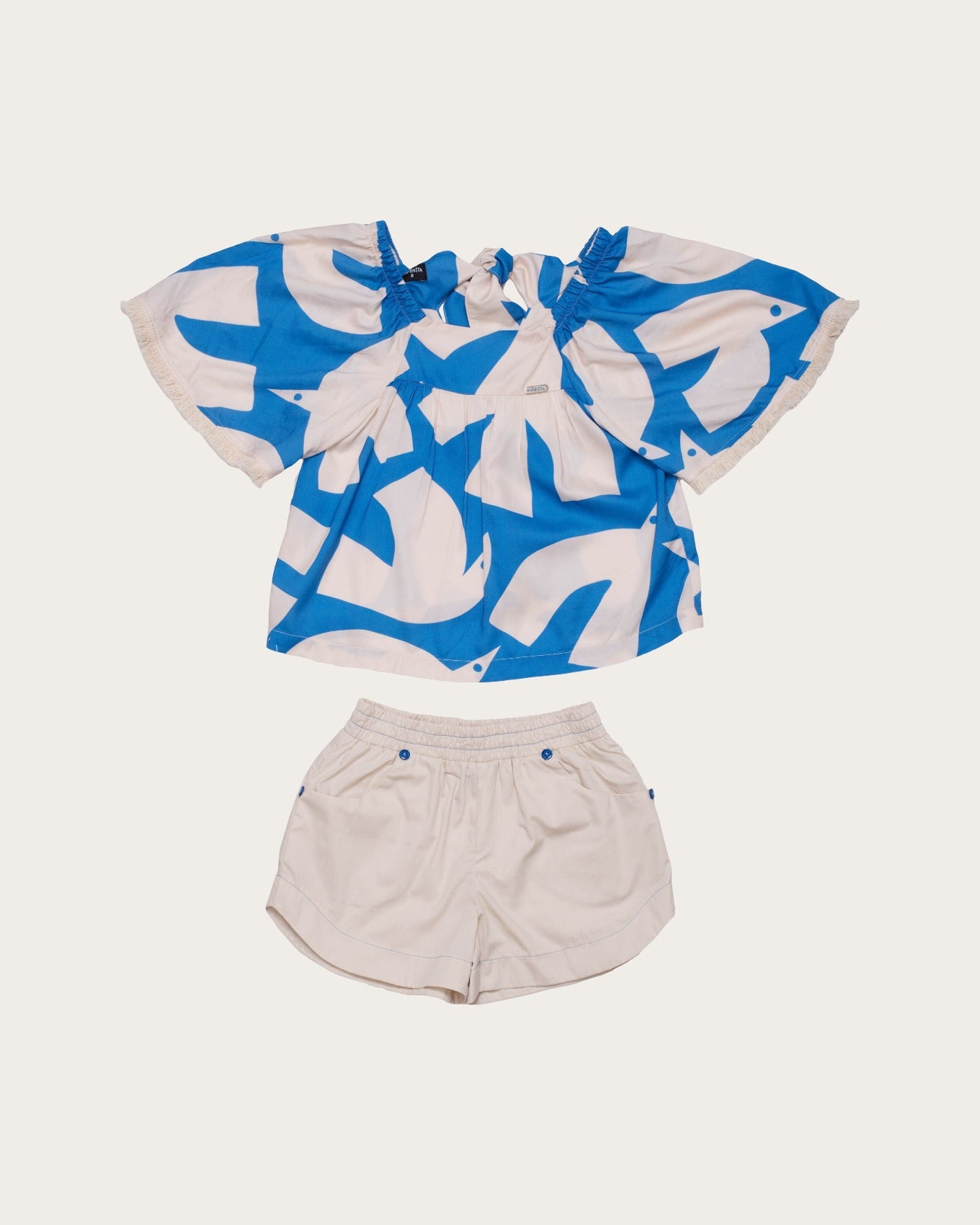 Conjunto feminino infantil com blusa de mangas amplas estampada em azul e branco e short claro