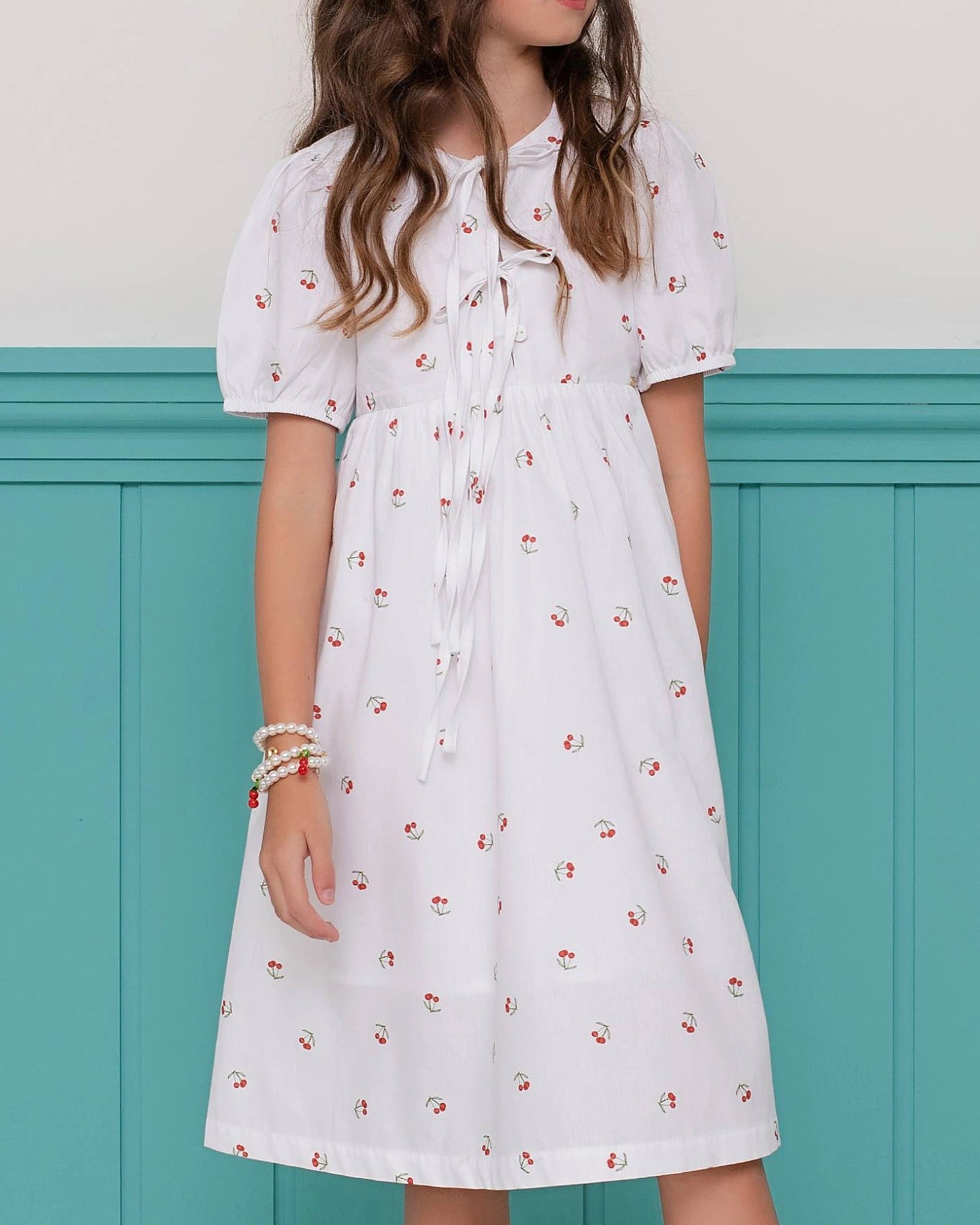 Vestido infantil com estampa de cerejinhas e mangas bufantes, saia rodada