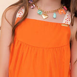 Vestido coral infantil com alças largas e saia solta, detalhes em trançado