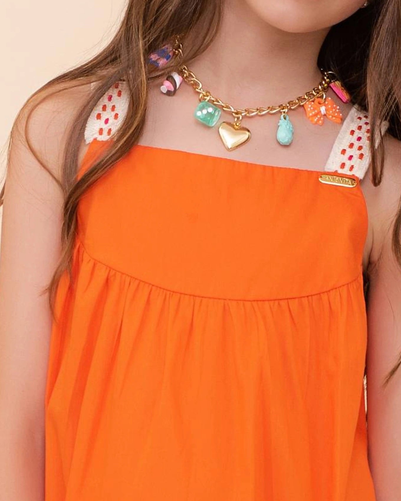Vestido coral infantil com alças largas e saia solta, detalhes em trançado