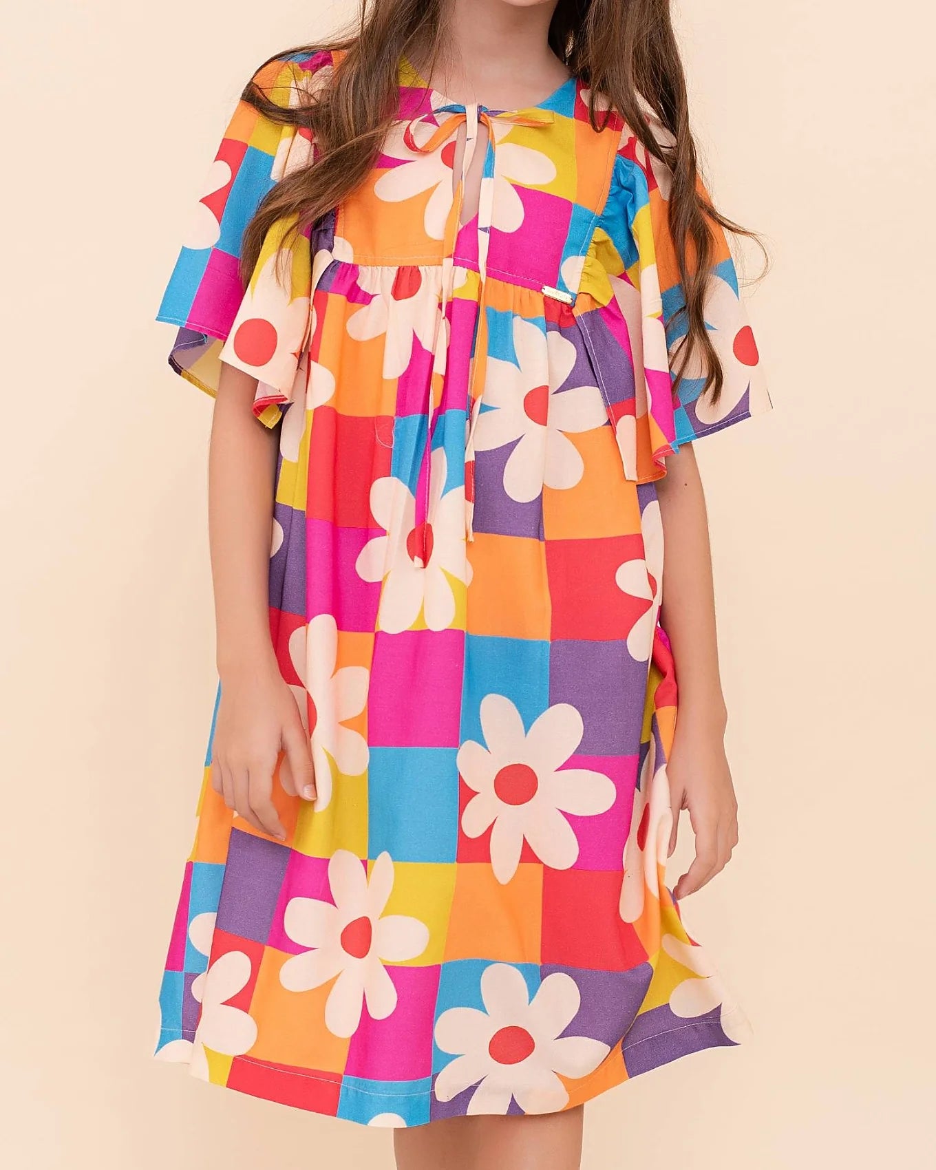 Vestido infantil com estampa floral colorida e mangas bufantes, ideal para meninas