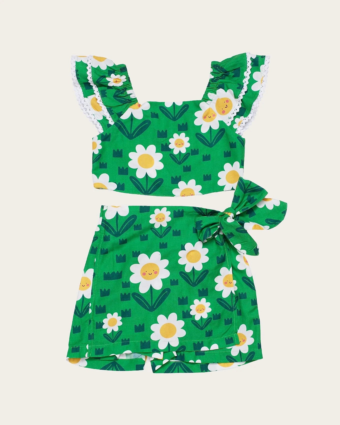 Conjunto infantil feminino com blusa cropped e short floral verde, detalhes em babado e estampa de flores amarelas
