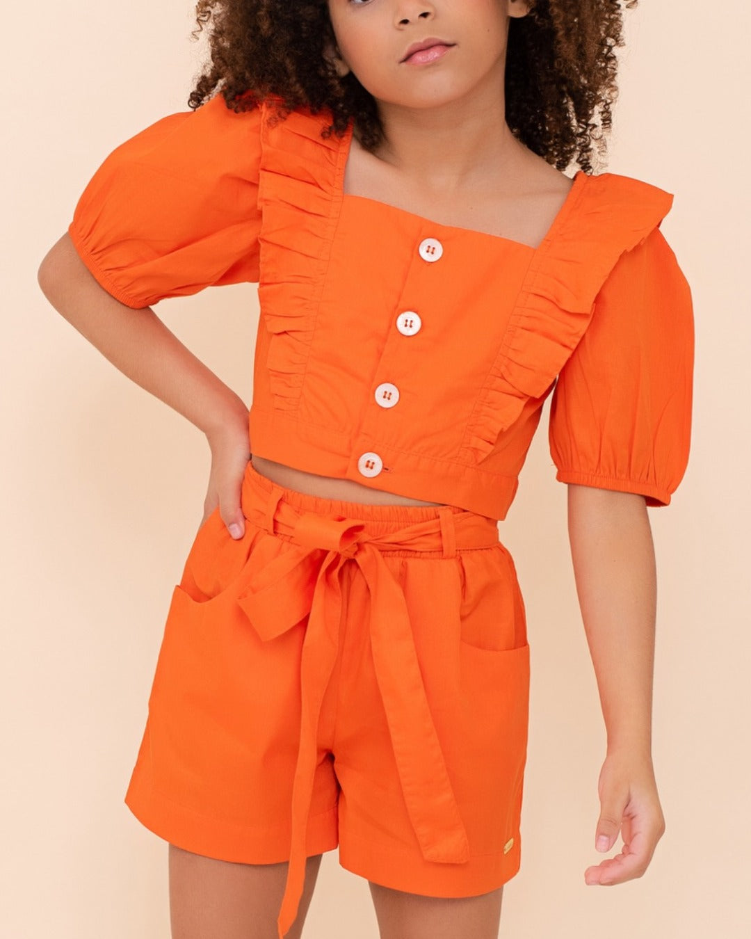 Conjunto feminino infantil coral com blusa de babados e short leve