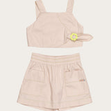 Conjunto infantil feminino com blusa de alças largas e short bege com bolsos