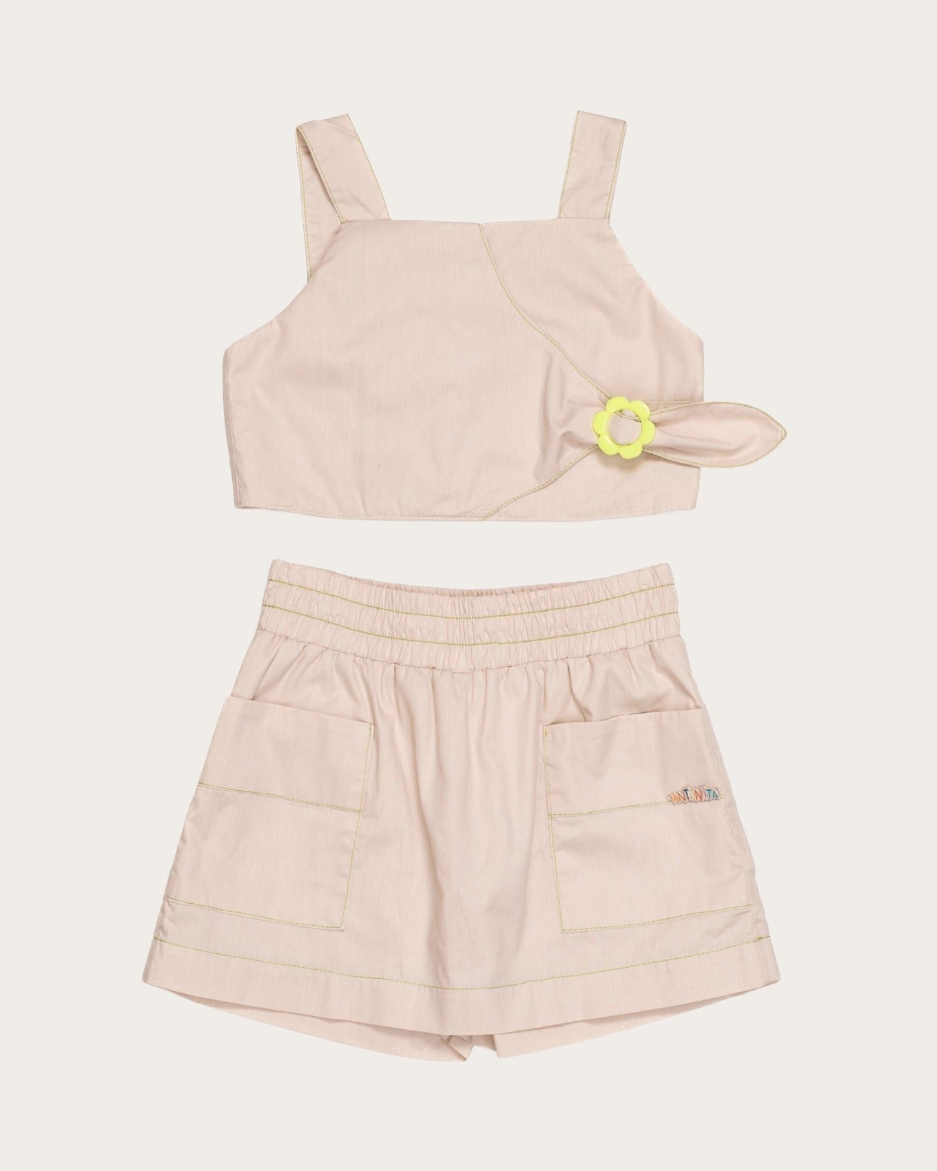 Conjunto infantil feminino com blusa de alças largas e short bege com bolsos