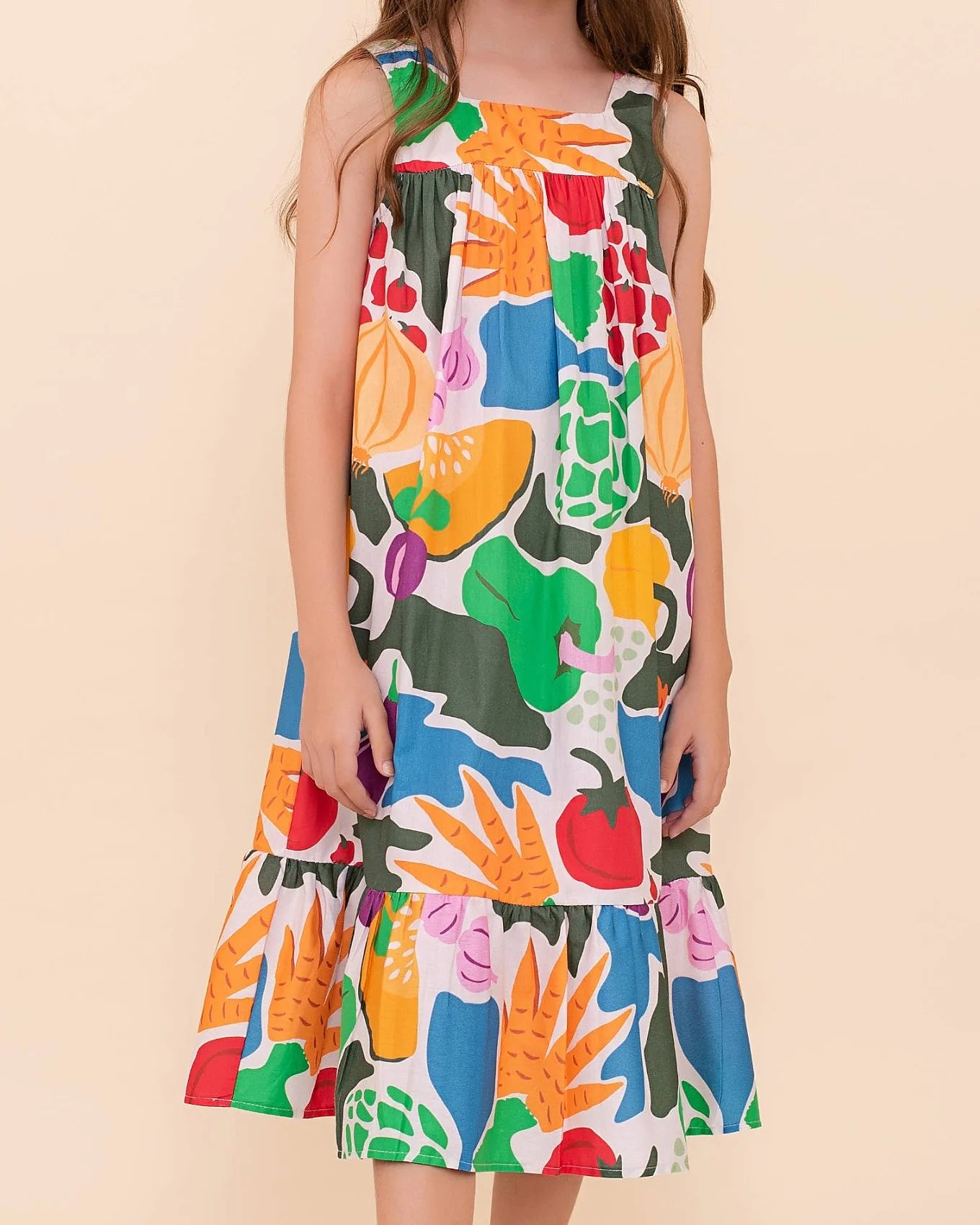 Vestido midi feminino infantil com estampa colorida de frutas e folhas, alças largas e saia rodada