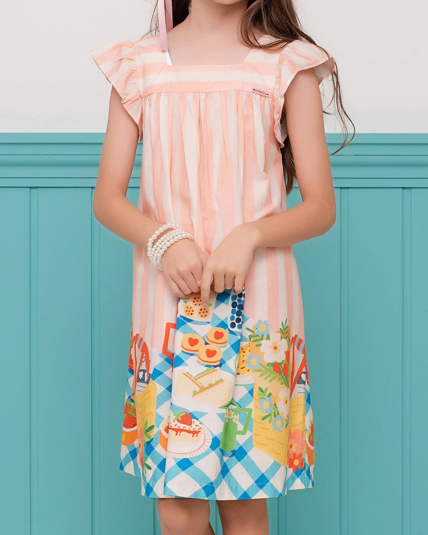 Vestido infantil com estampa de piquenique, alças com babados e saia ampla