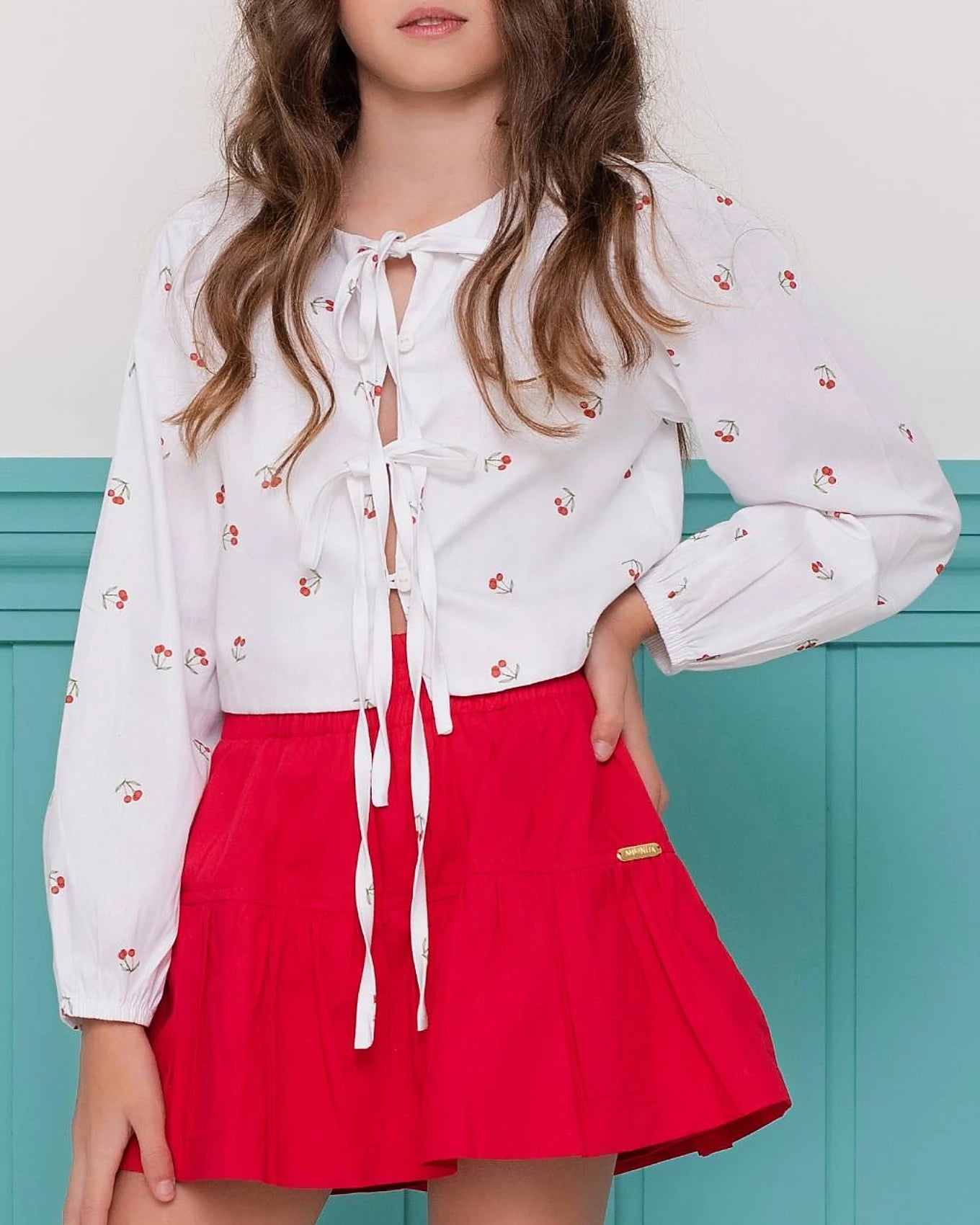 Conjunto feminino infantil com blusa de cerejas e saia vermelha
