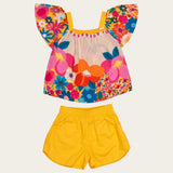 Conjunto infantil feminino com blusa floral colorida e short amarelo