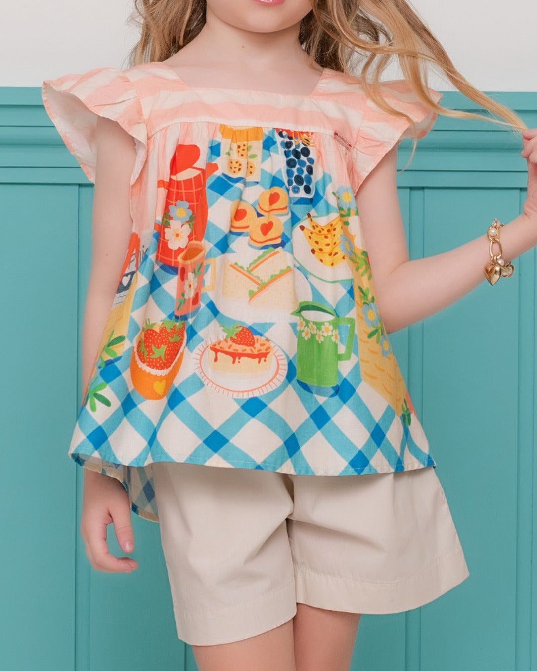 Conjunto infantil com blusa estampada de piquenique e short neutro