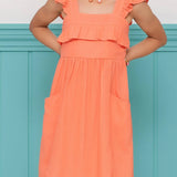 Vestido infantil com alças largas, saia solta e detalhes franzidos