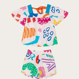 Conjunto infantil feminino com blusa de mangas amplas e shorts, estampa geométrica colorida