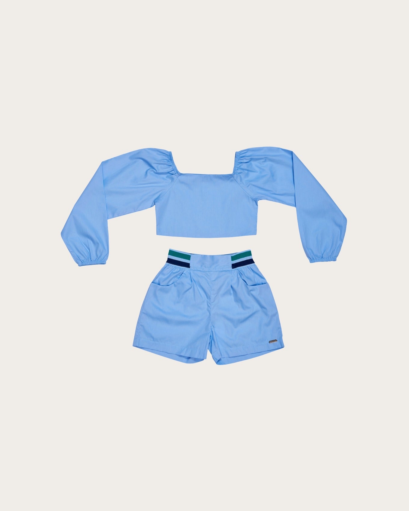 Conjunto feminino infantil azul claro com cropped de mangas longas e short prático
