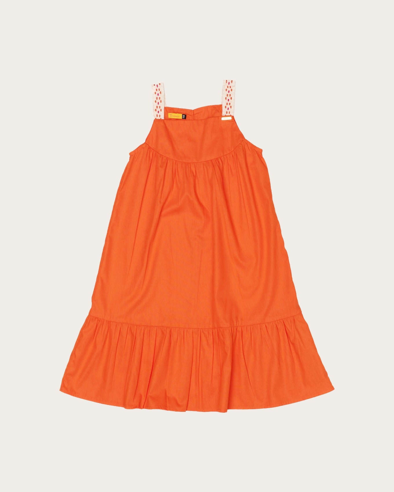 Vestido coral infantil com alças largas e saia solta, detalhes em trançado