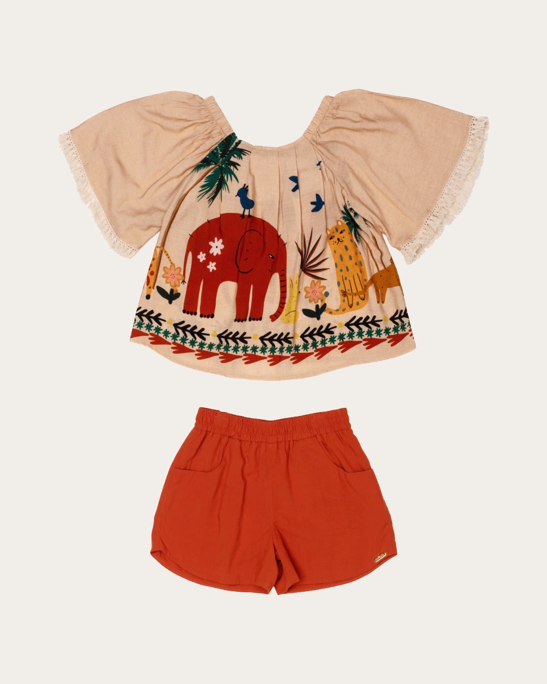 Conjunto infantil com blusa de mangas amplas e shorts laranja, estampa de elefante e natureza